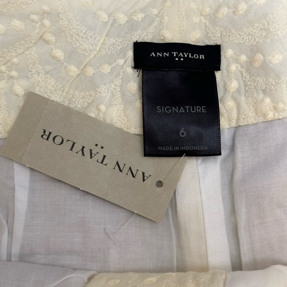 Women's Ann Taylor Signature 6 Small 4” Shorts Chino Khakis Lace Ivory Cream NWT - Picture 7 of 10